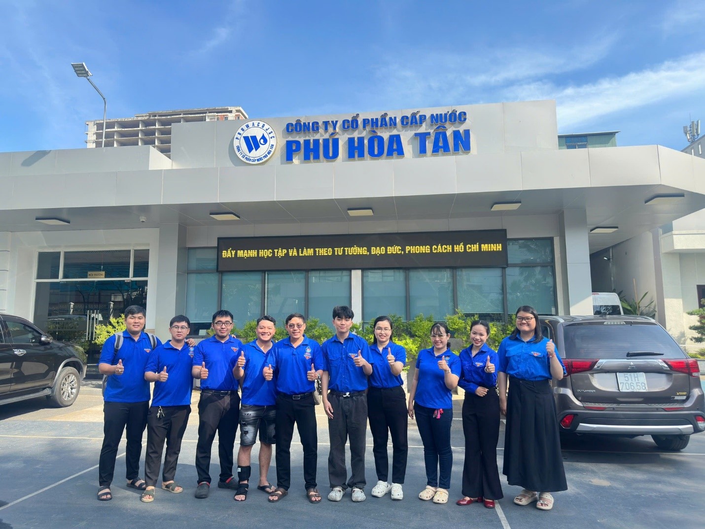 TUỔI TRẺ CẤP NƯỚC PHÚ HÒA TÂN HƯỞNG ỨNG  NGÀY THỨ BẢY TÌNH NGUYỆN   NÂNG CAO CHẤT LƯỢNG PHỤC VỤ