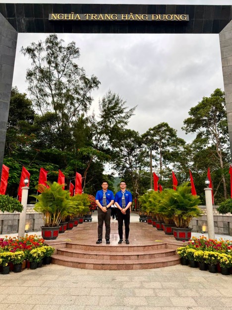 ĐOÀN VIÊN  THANH NIÊN CÔNG TY CỔ PHẦN CẤP NƯỚC PHÚ HÒA TÂN THAM DỰ LỄ THẮP NẾN TRI ÂN CÁC ANH HÙNG  LIỆT SĨ TẠI ĐẶC KHU CÔN ĐẢO