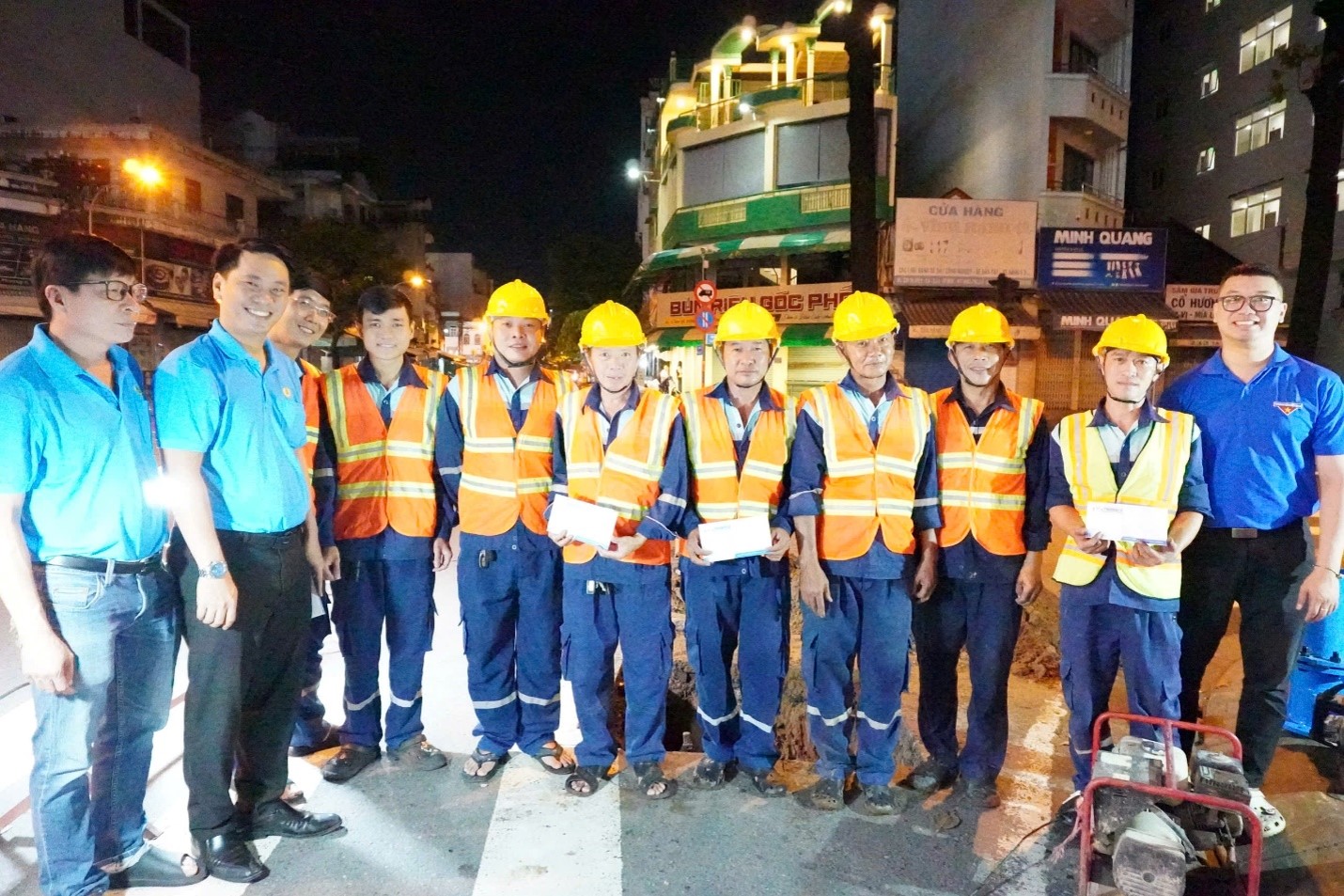 CÔNG TY CỔ PHẦN CẤP NƯỚC PHÚ HÒA TÂN THĂM HỎI  ĐỘNG VIÊN NGƯỜI LAO ĐỘNG THỰC HIỆN NHIỆM VỤ TRONG CA ĐÊM